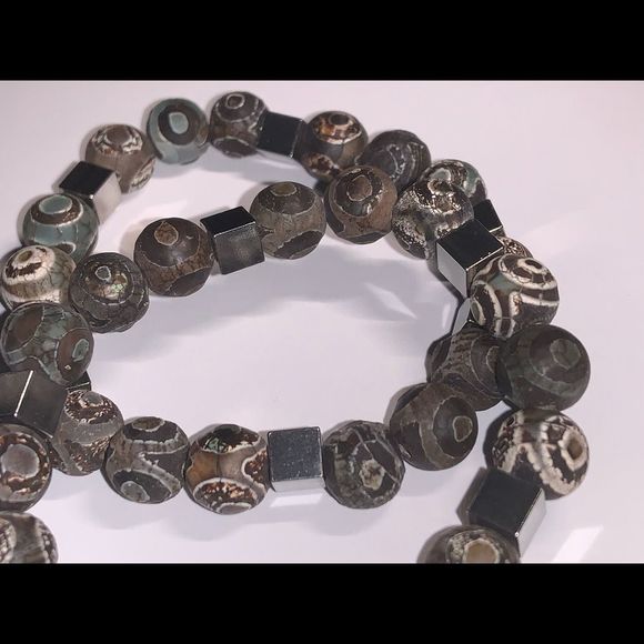 Pair of Tibetan dzi stretch bracelets with stainless steel accent beads - Picture 3 of 4